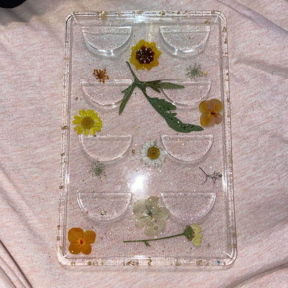 Handmade eyelash tray